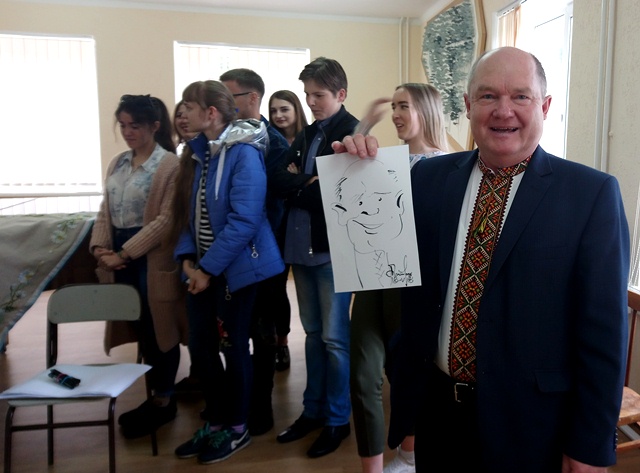 Декан факультету мистецтв Стельмащук З.М. із виконаним на нього дружнім шаржом